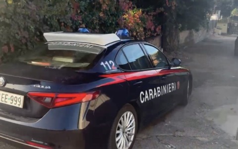 Fermato in flagranza mentre tenta di forzare l’ingresso della ex