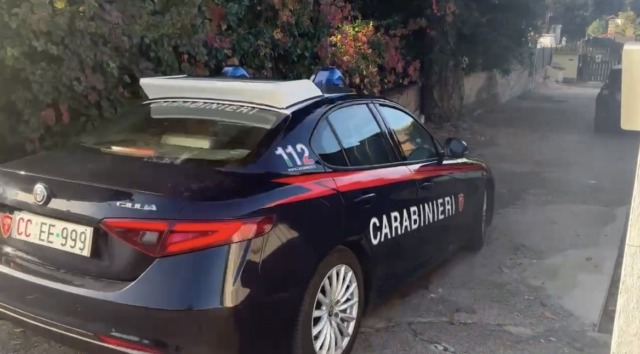 Fermato in flagranza mentre tenta di forzare l’ingresso della ex