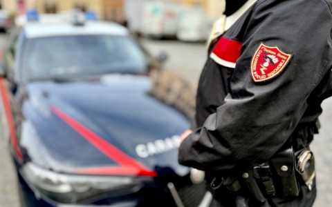 Fuga all’alt dei carabinieri: inseguimento e arresto per guida in stato di ebbrezza