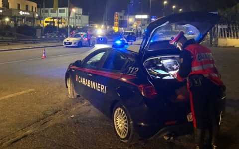 Vandali imbrattano l’ospedale Sant’Antonio Abate con simbolo No Vax