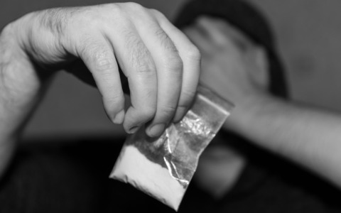A Como mezzo chilo di cocaina nascosto sotto il letto