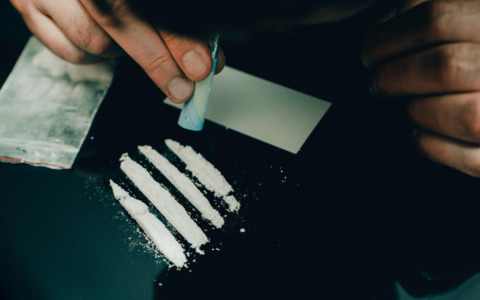 Giovane denunciato per possesso di droga e coltello in auto