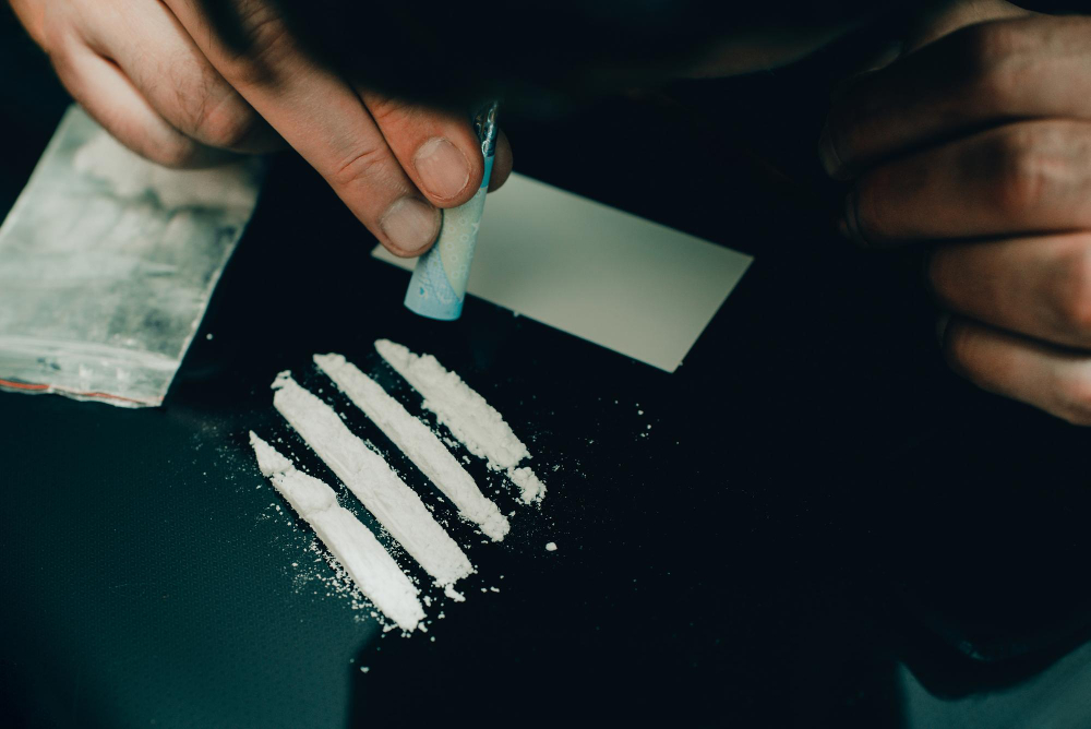Giovane denunciato per possesso di droga e coltello in auto