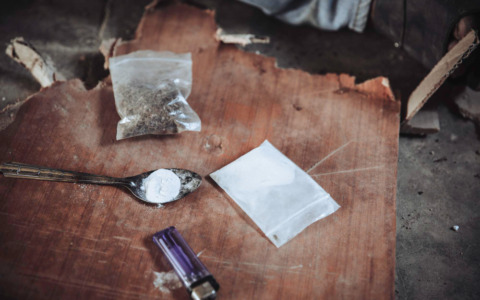 Due denunciati per droga: fuga in bici e tentativo di nascondere hashish