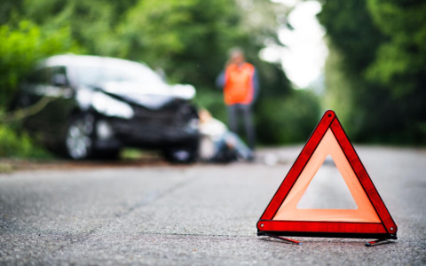 Incidente tra auto e moto: ferito un giovane di 18 anni