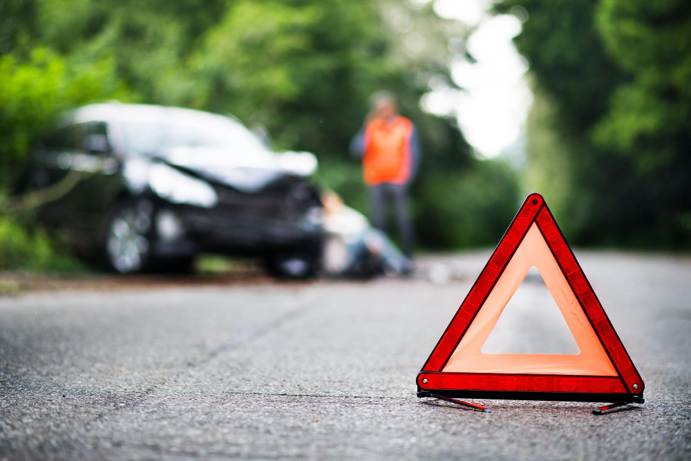 Incidente tra auto e moto: ferito un giovane di 18 anni