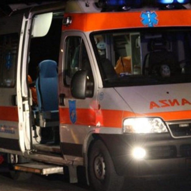 Incidente stradale: auto ribaltata e 75enne in ospedale