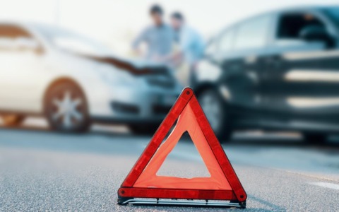 Incidente stradale: auto ribaltata e conducente ferito
