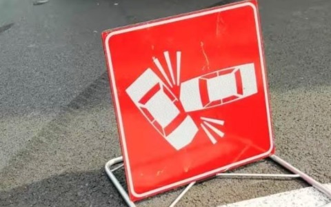 Ventiduenne muore nello schianto contro un trattore