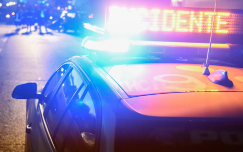 Incidente tra auto e moto in via Tommaso Grossi: ferito un motociclista