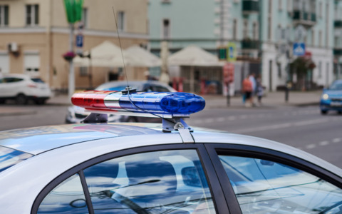 Intervento della polizia locale per uomo che dorme in un androne
