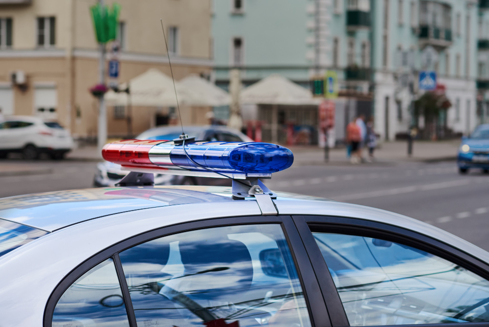 Intervento della polizia locale per uomo che dorme in un androne