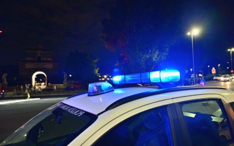 Aggressione per un debito di 20 euro, due giovani arrestati
