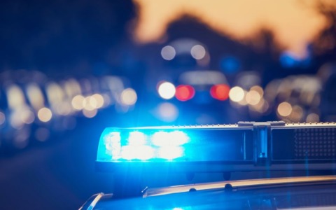 Tensione in centro: gruppi disturbano passanti, interviene la polizia