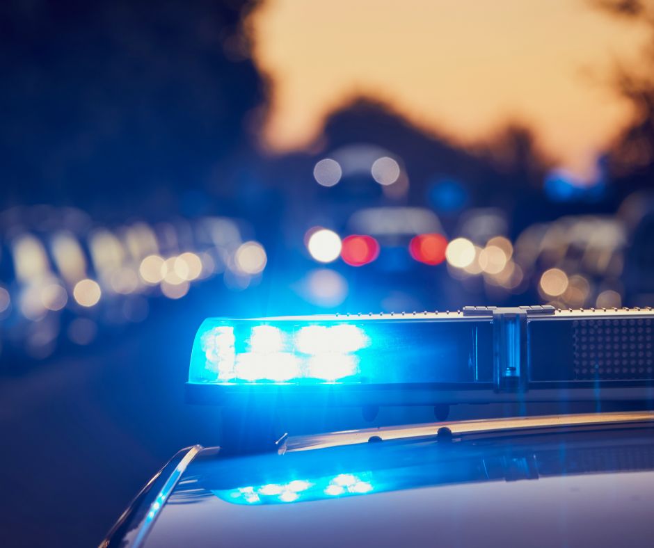 Tensione in centro: gruppi disturbano passanti, interviene la polizia