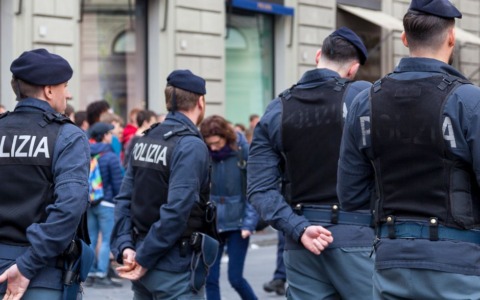 Sparano in piazza per un compleanno: nei guai due 21enni