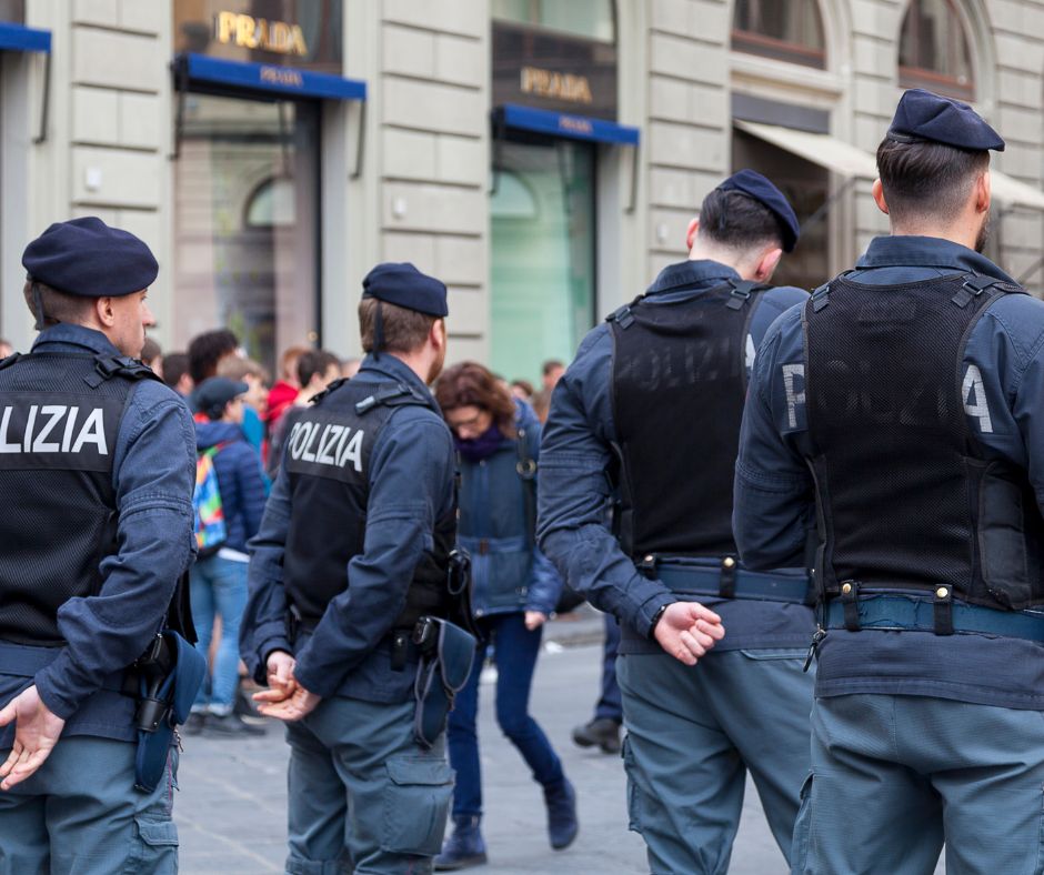 Sparano in piazza per un compleanno: nei guai due 21enni