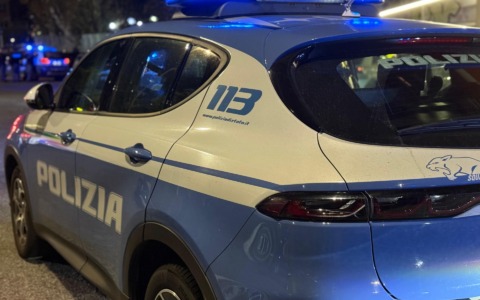 Aggressione a poliziotti da parte di un uomo ubriaco in stazione