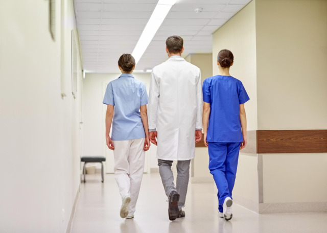 Dopo il ricovero, gli infermieri lo sorprendono fuori dall’ospedale