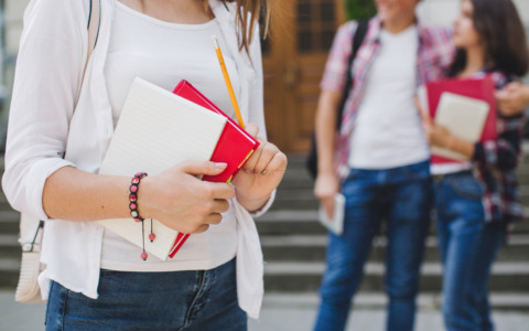 Traslochi scolastici rinviati: due scuole restano aperte