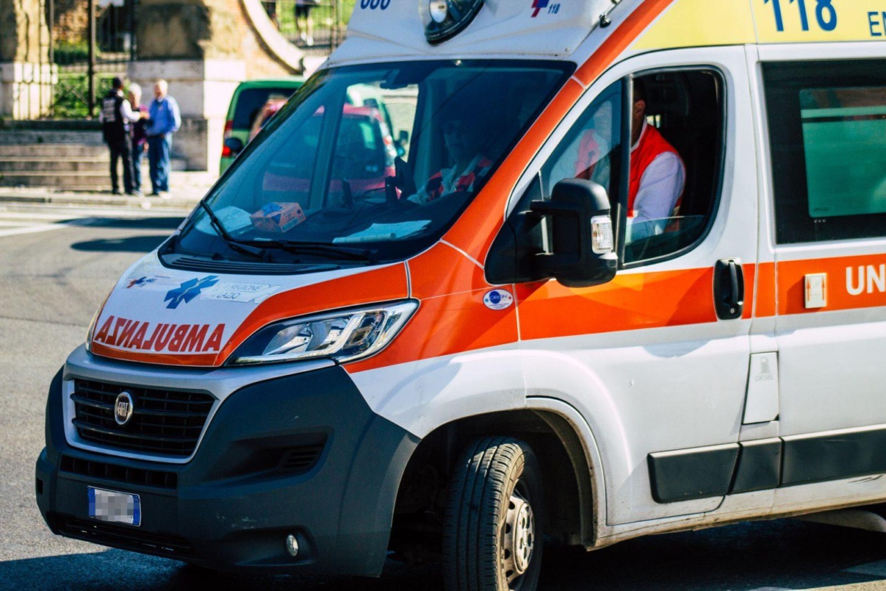 Notte di emergenze nel Comasco: investimenti, incendi e intossicazioni