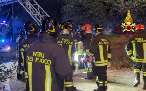 Capra salvata dai vigili del fuoco dopo un incendio sul Moregallo