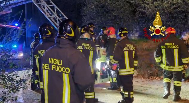 Capra salvata dai vigili del fuoco dopo un incendio sul Moregallo