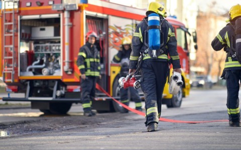 Rogo danneggia cinque furgoni in un piazzale