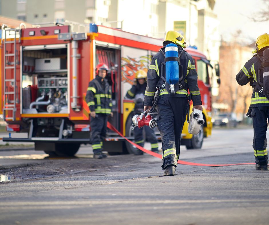 Rogo danneggia cinque furgoni in un piazzale
