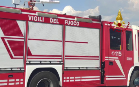 Incendio in un appartamento, fiamme anche sul tetto