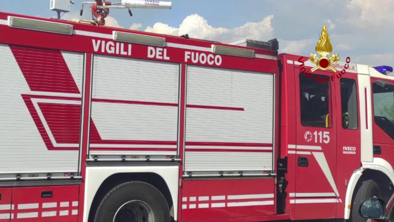 Incendio in un appartamento, fiamme anche sul tetto