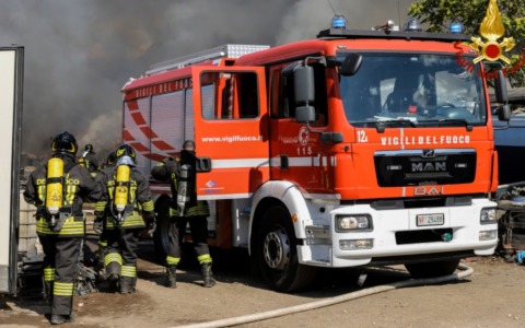 Incendio a un mezzo pesante, chiusa la statale 340