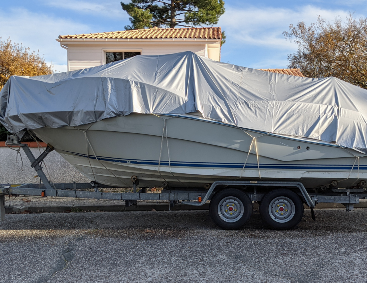 Barca sul carrello occupa quattro stalli blu