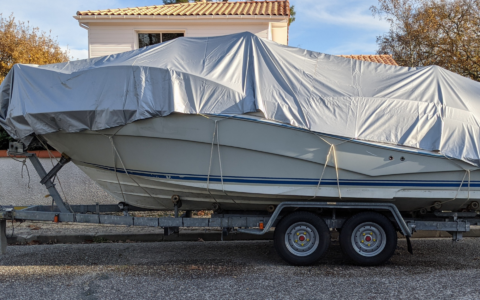 Barca sul carrello occupa quattro stalli blu